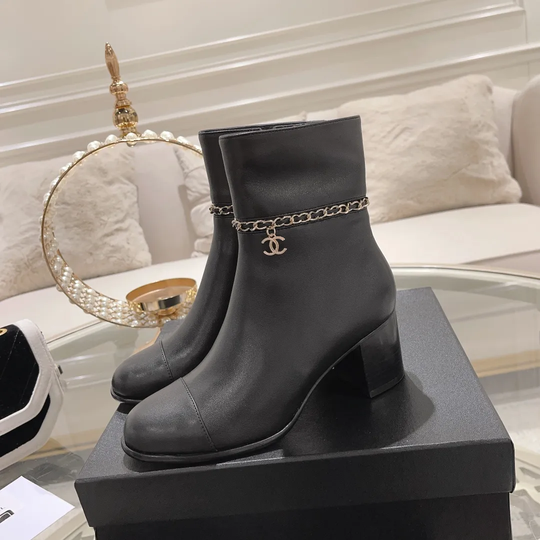 Factory direct sales p700🐘🐘women's shoes women's clothing 2025 Xiaoxiang chanel high-quality counter-level 𝙎𝙡𝙞𝙣𝙜-𝙗𝙖𝙘𝙠🌈〰͏ chanelaa® Xiaoxiang new chain ⛓️skinny leg short boots top purchasing agent level rare items new🍾✨ ━━━━━ ЅᏇєєt ━━━━━ 🍒 Upper: Calfskin imported from Italy ➕Chanel’s unique chain element Lining: Imported comfortable and soft sheepskin lining for foot pads Outsole: Exclusive molding of genuine leather outsole imported from Italy Color: black/white/apricot Size: 34 to 40 (34, 41, 42 are customized and non-returnable and non-exchangeable) Packaging: The latest complete set of packaging from the counter shoe industry